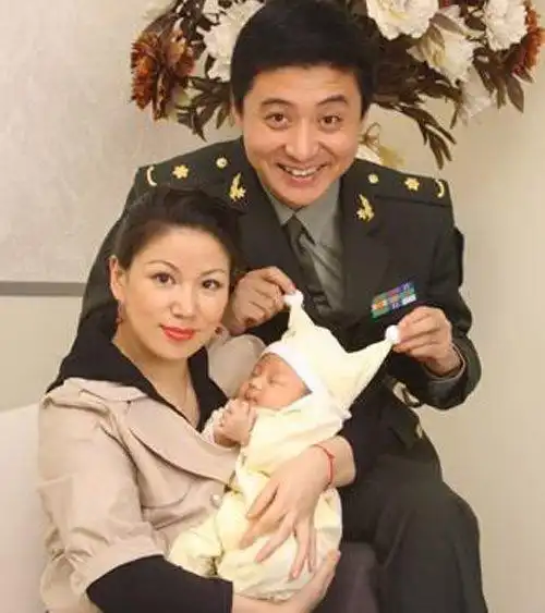 演员周炜白发苍苍,妻子气质好魅力十足,儿子年纪小口才却了得