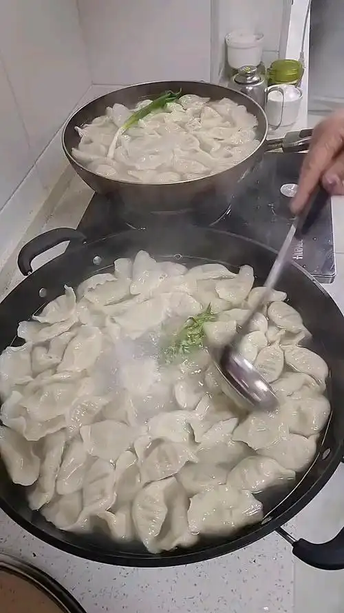 水饺真香#今天家里来客人了煮了两大锅饺子,有知道锅里放葱啥意思 ??