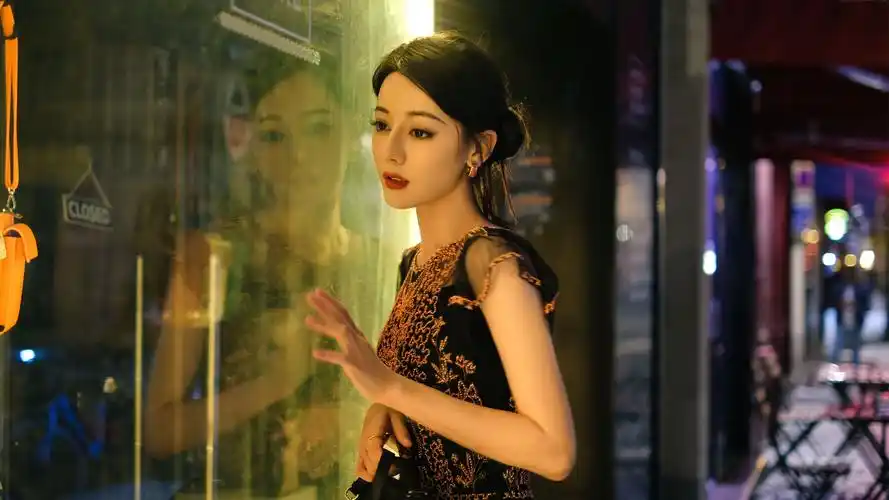 迪丽热巴 玻璃窗 美女桌面壁纸高清大图预览1920x1080_美女壁纸下载