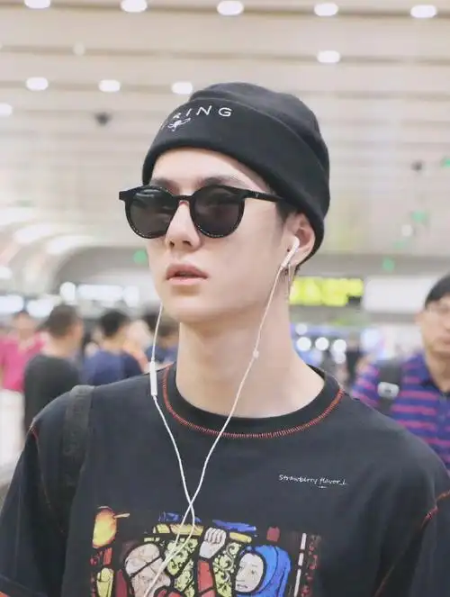 王一博戴墨镜太酷啦!各种墨镜造型都好帅