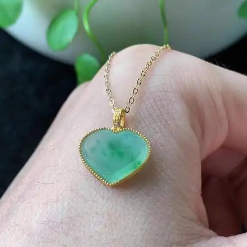 翡翠爱心吊坠玉器