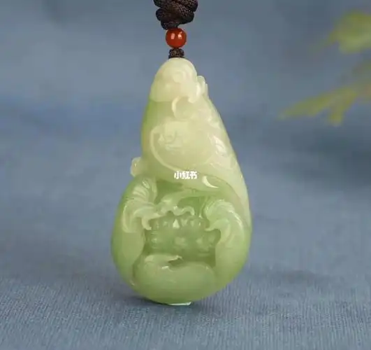 和田玉翠青,玉质细腻温润,雕刻鹦鹉00,造型生动传神～寓意英明神武