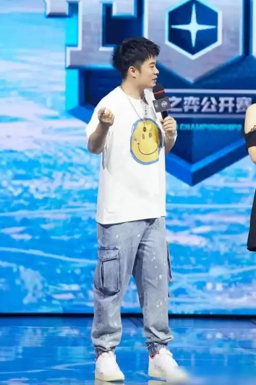 不愧是张子萱非要嫁的人陈赫穿着t恤配短裤35岁少年感满满