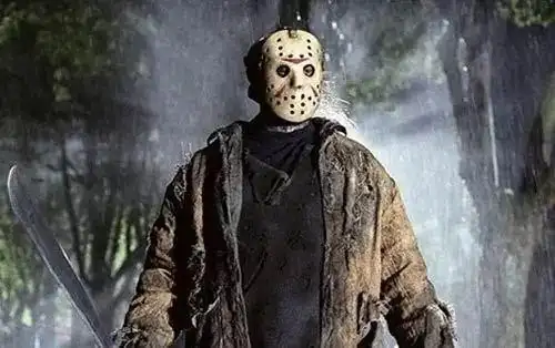 非常有创意的车头罩,酷似恐怖杀人狂杰森的面具.