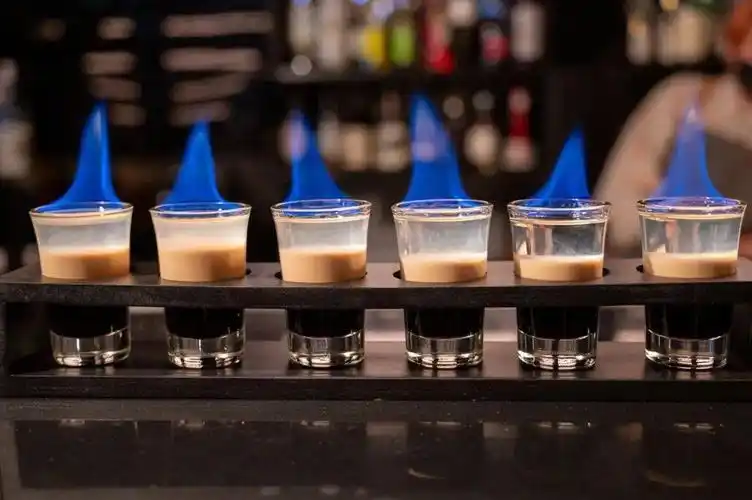 在调酒师手里金酒 蜜多丽 蛋清它的存在让鸡尾酒更加顺滑好入喉里面