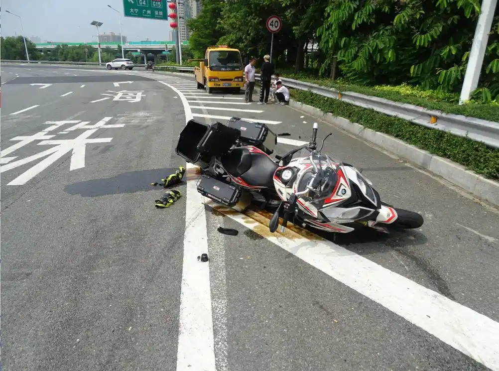 00后新司机突然变道,宝马摩托车司机被撞身亡