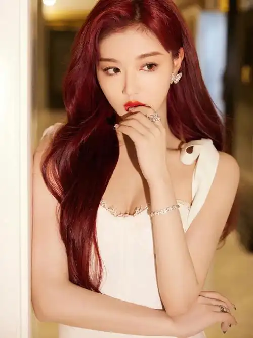 格外亮眼吸睛,处处散发出明艳照人的女明星魅力