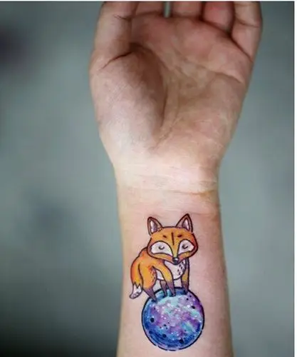 女性手腕漂亮好看的彩色星空狐狸纹身图片