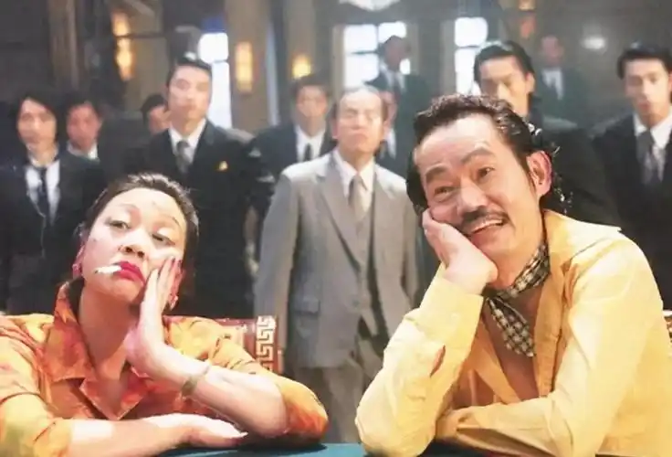 包租公包租婆罕同框!68岁元华身材发福,70岁元秋翘二郎腿太霸气