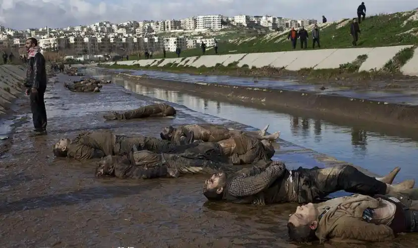 叙利亚阿勒颇发现65具尸体 均头部中枪双手被绑(1/4)