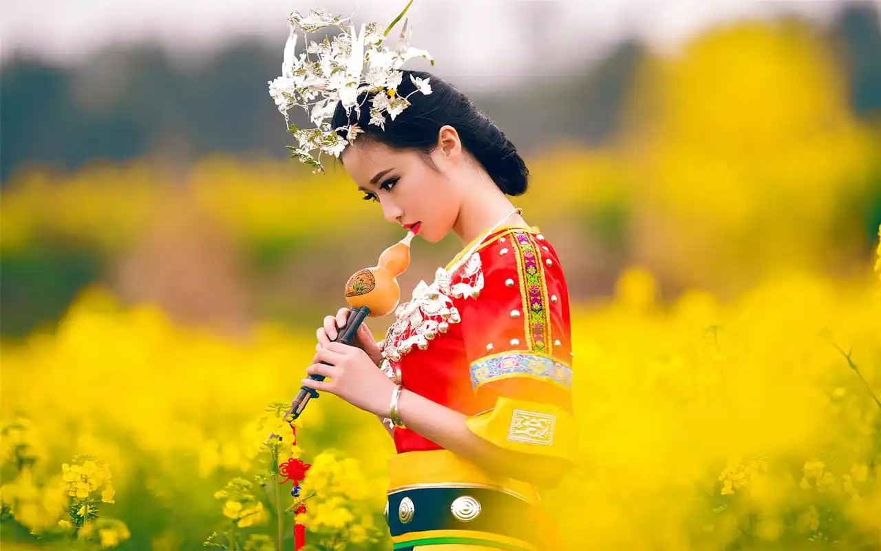 油菜花开美女民族风高清大图预览1920×1200_美女壁纸下载_美桌网