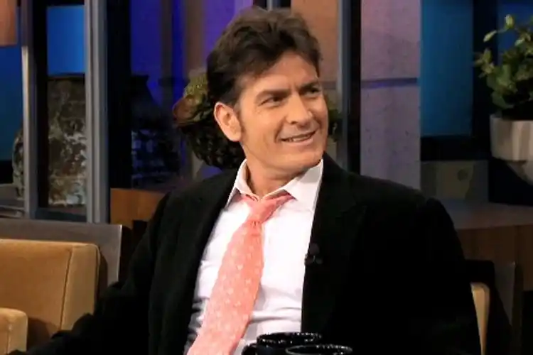 p>查理·辛(charlie sheen),1965年9月3日出生于纽约,原名卡洛斯