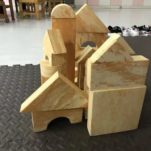 宝贝们激烈的讨论着,你一言我一语……  建构区,我们也要遵守规则