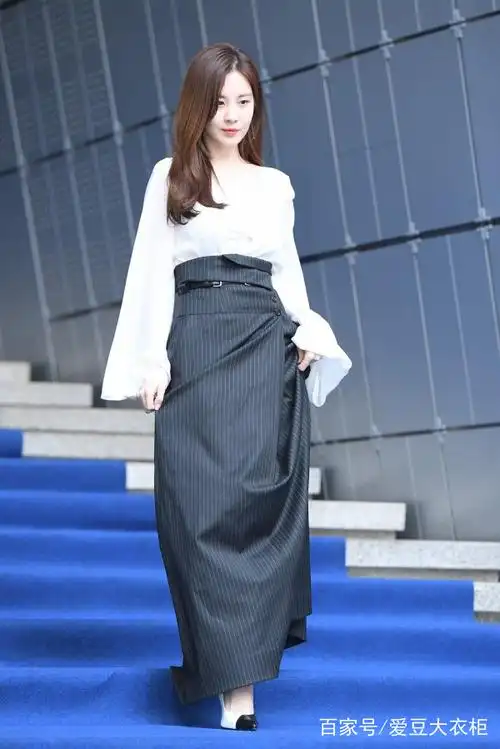 徐贤白衬衫搭配条纹裙,衬衫穿一半露一半有种欲说还休的小性感