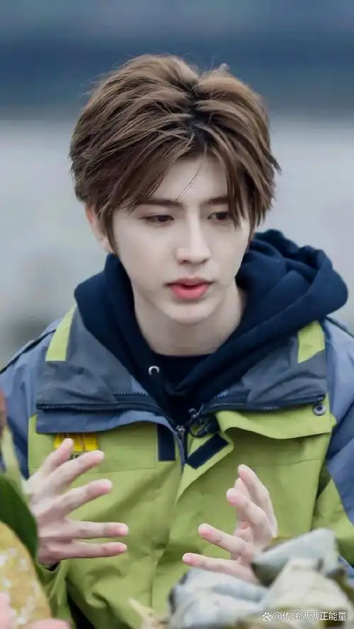 从追梦少年到舞台王者,蔡徐坤:用音乐点燃青春,用才华征服舞台