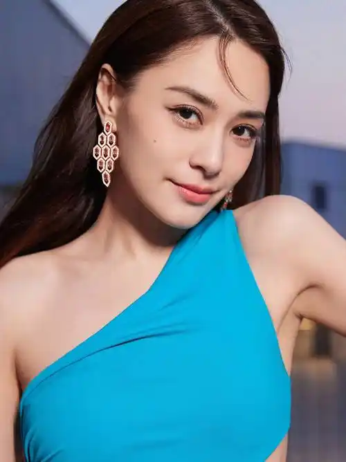 钟欣潼真是太美了,五官精致,身材完美,令人心动不已_人们_佼佼者_成为