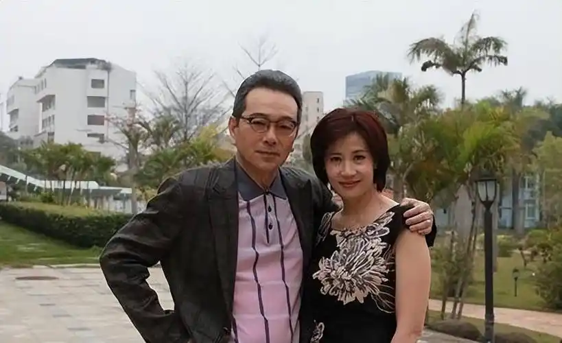 出道37年的张晨光0绯闻,50岁妻子容颜不老,戏外生活幸福美满_表演
