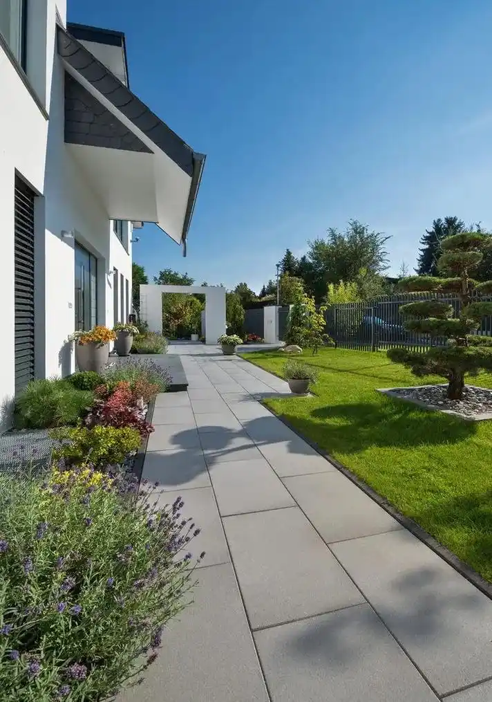 花园地面铺装 - 乍看就只是条路,细看全是细节.不同色彩纹理 - 抖音