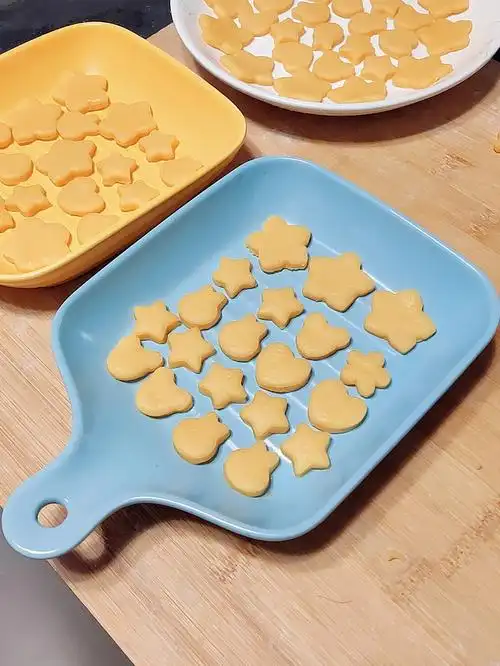 区别在于这次加了酵母  二次醒发不知道怎么样 烤箱烤了一盘 剩下的