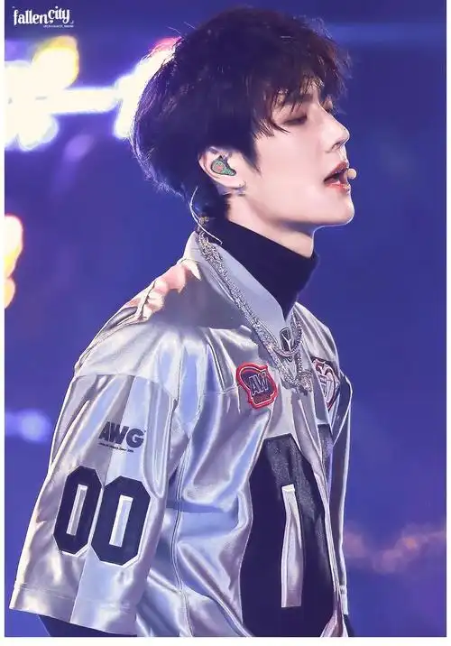 《街舞4》官宣!王一博寸头造型换回挑染蓝白色发,爱豆啵回来了