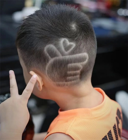 儿童雕刻发型 酷炫雕刻帅翻天_儿童发型 - 美发站
