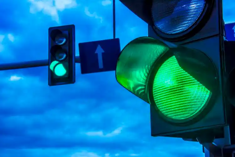 市区交汇处的红绿灯