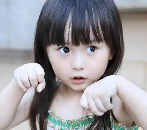 刘惠宁一眼便确认刘楚恬就是他寻找的那位小演员,于是通过社交账号