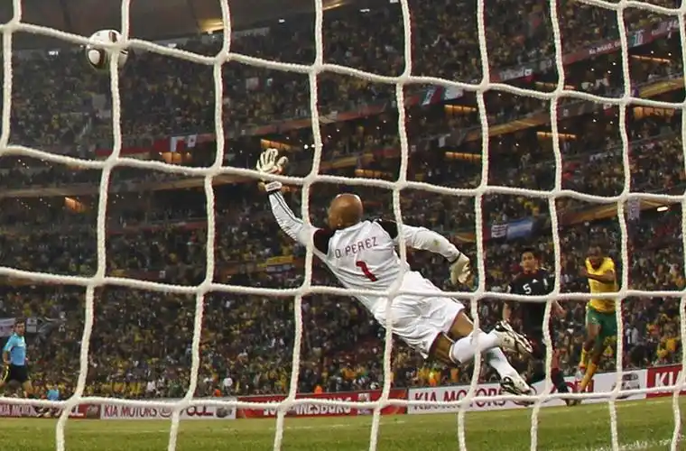 门将扑救传中时易犯的一个错误