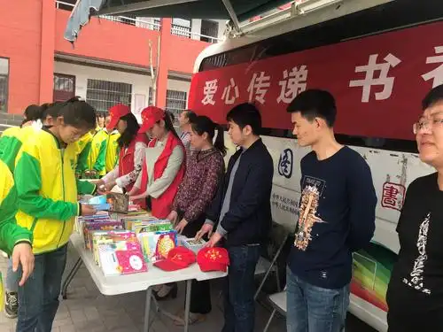 县图书馆向兰阳一中学生赠送爱心图书.
