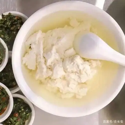 面皮菜豆腐是陕西汉中四大小吃(面皮,菜豆腐,浆水面,凉皮)之二,也是