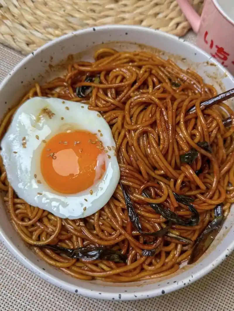 今天分享的是葱油拌面加上一个流心煎蛋 那叫一个绝! - 抖音