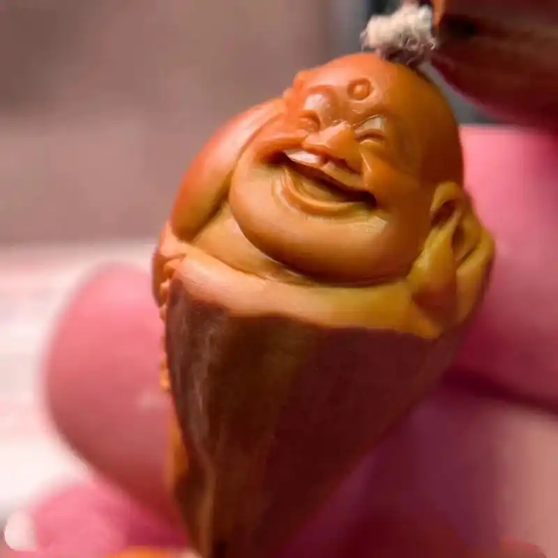 此款包衣弥勒为苏州舟山本地核雕大师周义清本工设计作品,专注弥勒