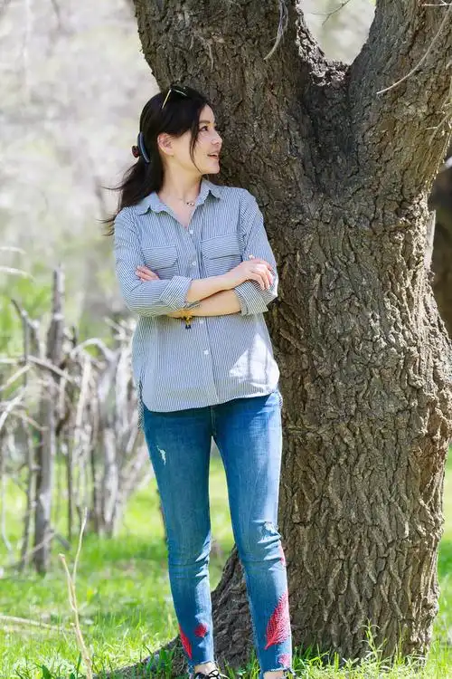 旅拍遇见美丽大方的哈萨克族女孩