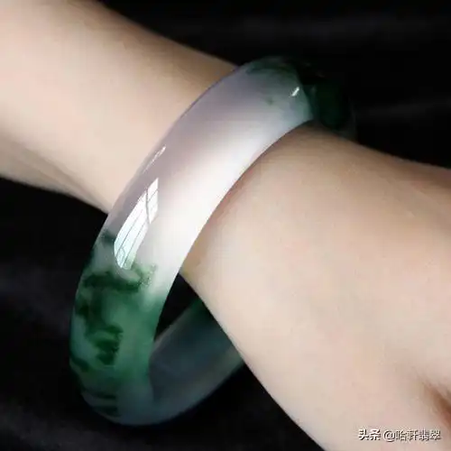 3万翡翠手镯价格及图片欣赏「3万以内的预算买不到好手镯」  第1张