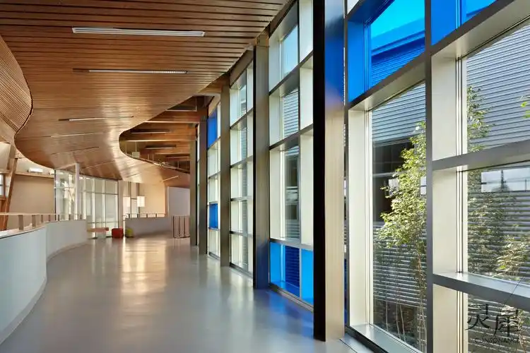 曲线式的走廊(马奇亚斯小学)