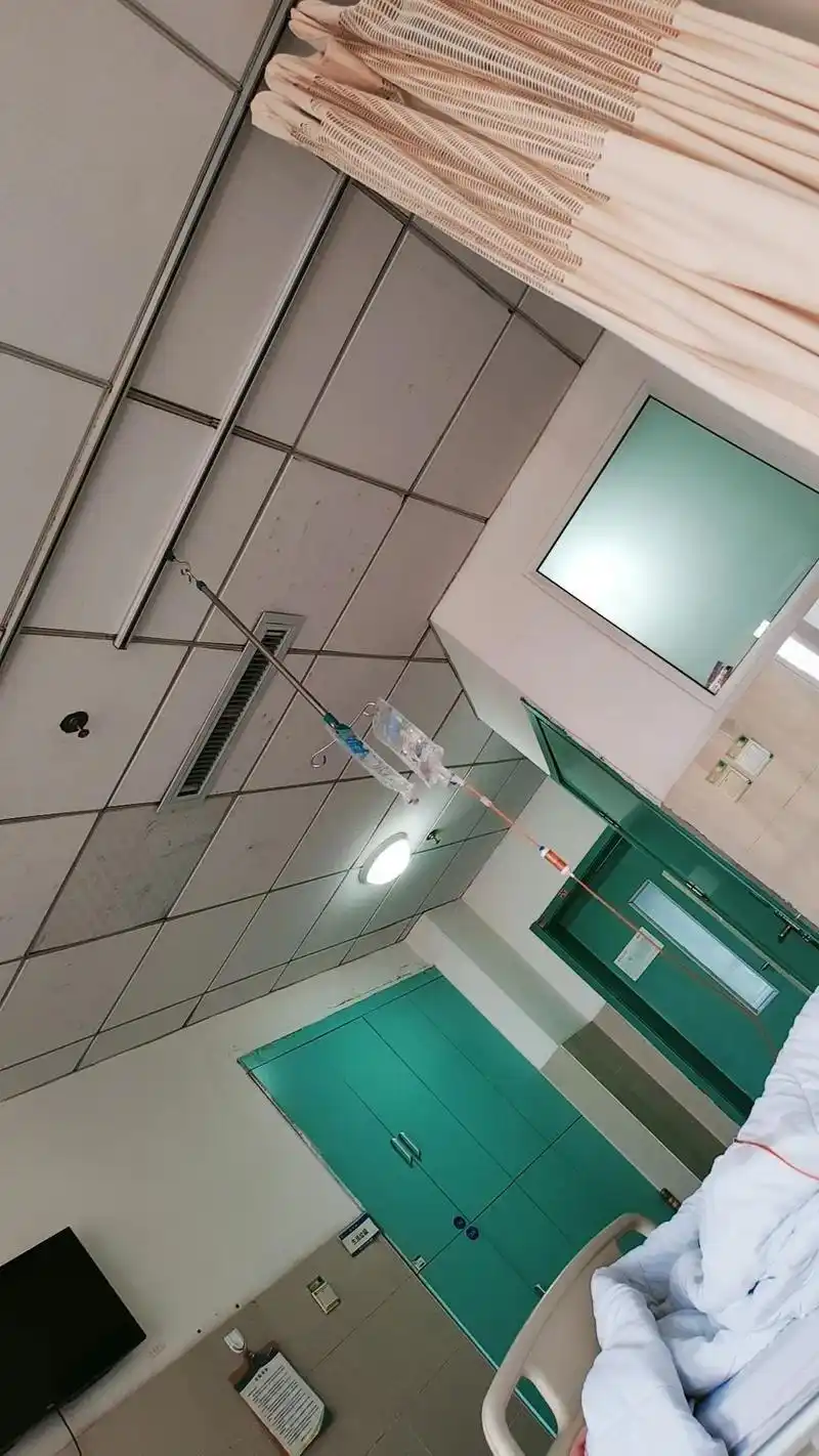 深夜医院灯火通明,沉默的病房形形色色,在陪护的日子里,你会发 - 抖音