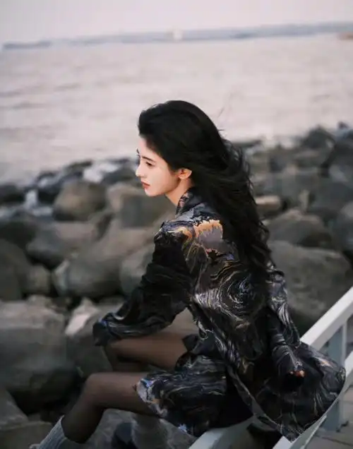 女星鞠婧祎冬日暖阳氛围照艺术衬衫穿搭堪称模板冬天这样穿气质绝了