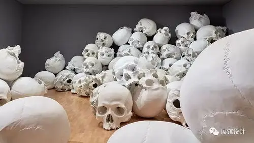 mass由100个单独的人类骷髅头组成,它们堆积在画廊的地面上,每个都跟