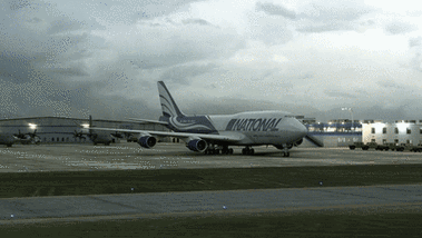 美国国家航空102号空难:行人拍摄车辆撞出全过程