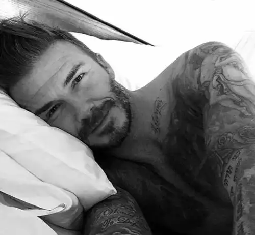 看腹肌辨年龄,这是小贝更年轻时的照片.