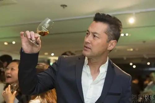 王敏德出席活动 吐槽儿女教育