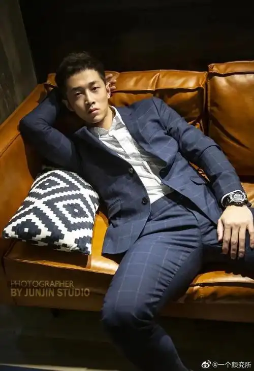 正装肌肉帅哥摄影人junjin676767