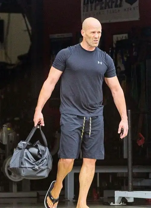 罗茜·汉丁顿-惠特莉和杰森都穿黑衣默契"比酷",杰森威武霸气|斯坦森