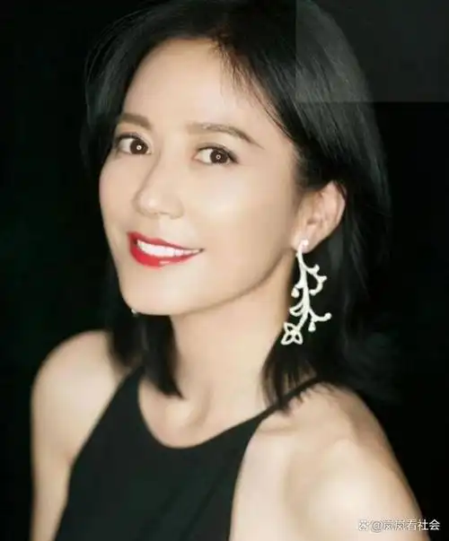 53岁不嫁人的女明星,被问及生理需求时,毫不避讳的回答让人感叹