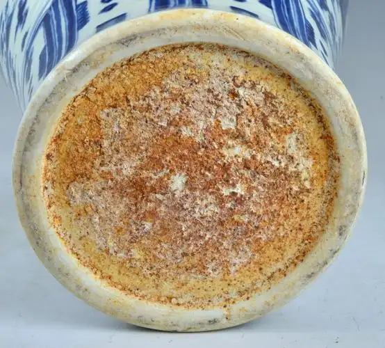 该瓶胎质细腻,白釉莹润,青料加工精细,青花发色青翠;主题纹饰仿自宣德