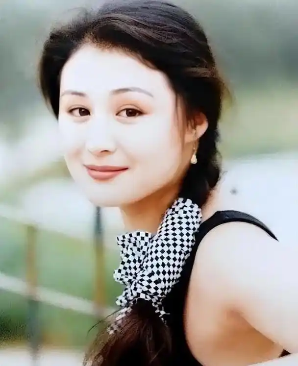 结婚20年无子,赵本山捧她15年,"谢大脚"于月仙的一生有多苦