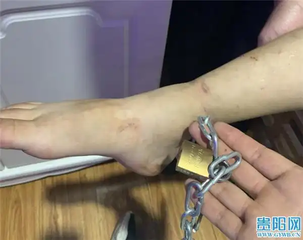 贵州8岁男孩因贪玩,遭父亲铁链锁住脚,不料锁芯失灵无法打开