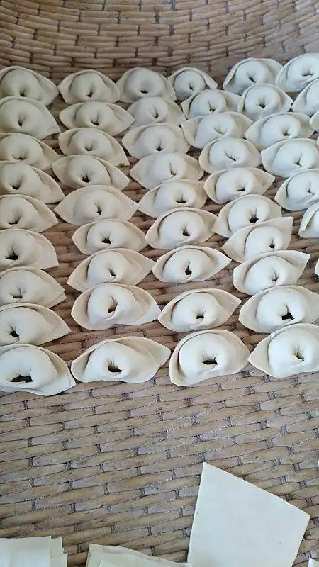 这是妈妈家乡人春节包的饺子,看起来像金元宝,象征着来年财源滚滚.