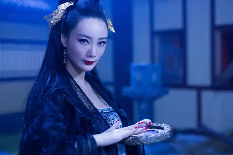 王李丹妮:爆红后却只能接烂片,年过30依旧时尚火辣,少女味十足