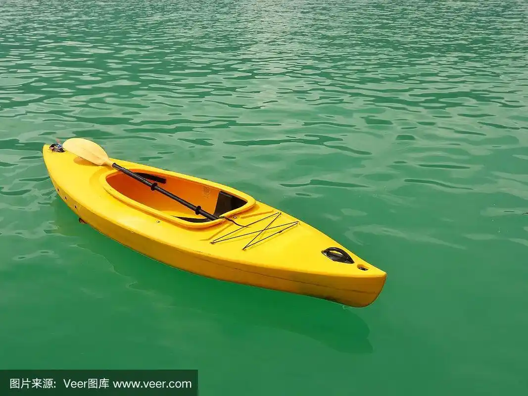 漂浮在海上的皮艇